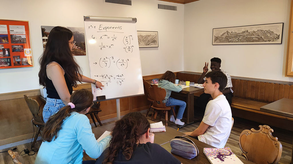 Braunwald matematik kampında ders sırasında öğrenciler
